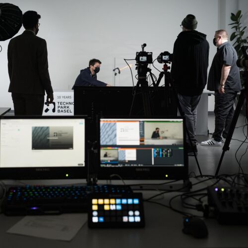 Rubrik Business Photographie, People at Work, Vorbereitung zum virtuellen Medienanlass, Tech Park Basel | Photography by Malco Messerli, eightleins (8lines)